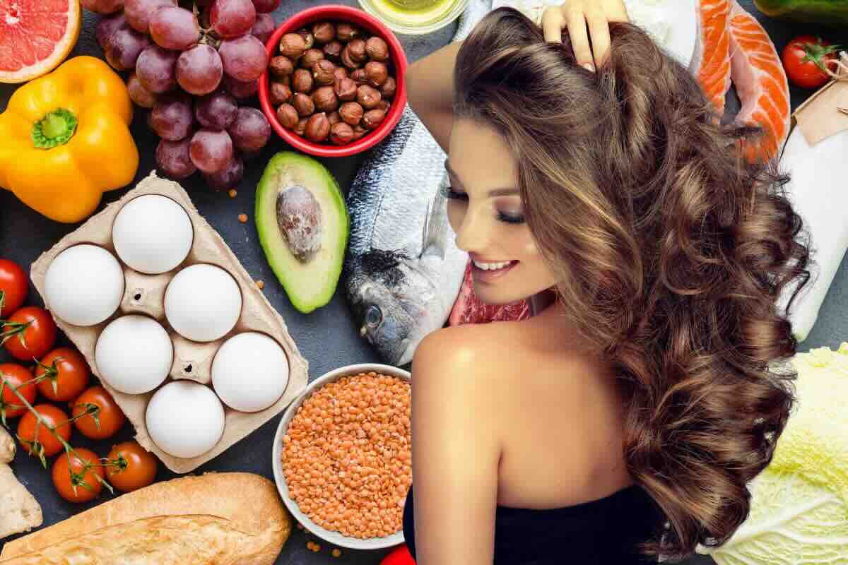 Donna con capelli splendenti, alimenti
