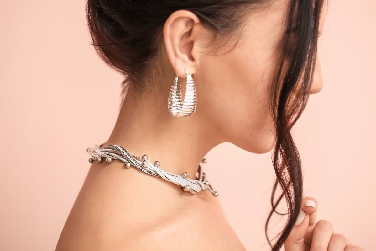 donna con collana e orecchini 