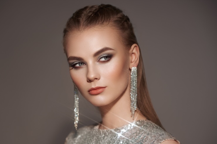 donna con gioielli brillanti 