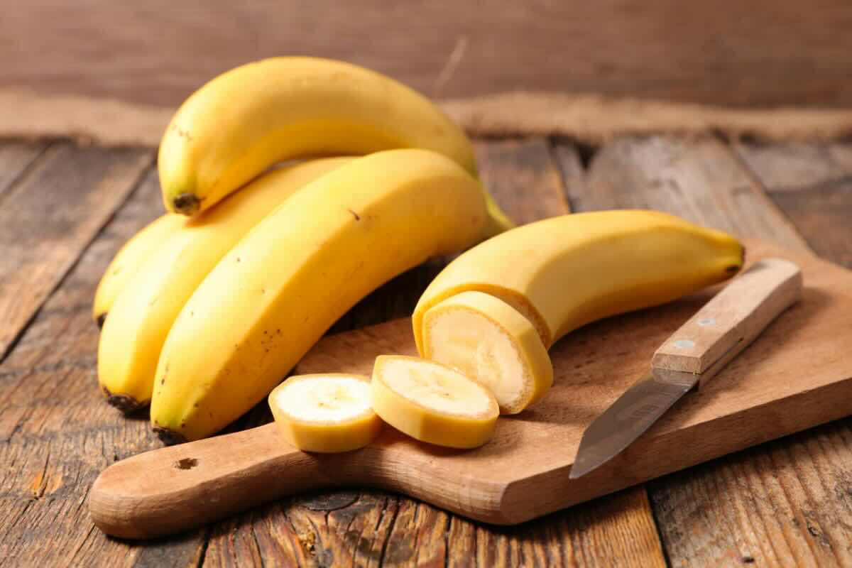 banane e banana sbucciata 
