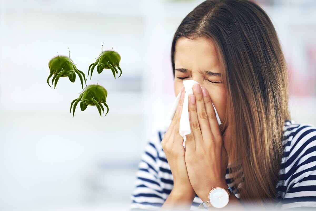 donna che starnutisce acari