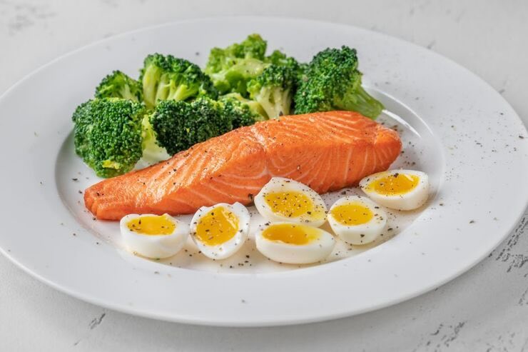 Uova, salmone, broccoli