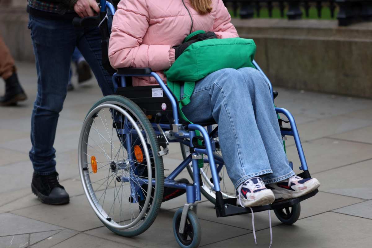 Giovane su sedia a rotelle