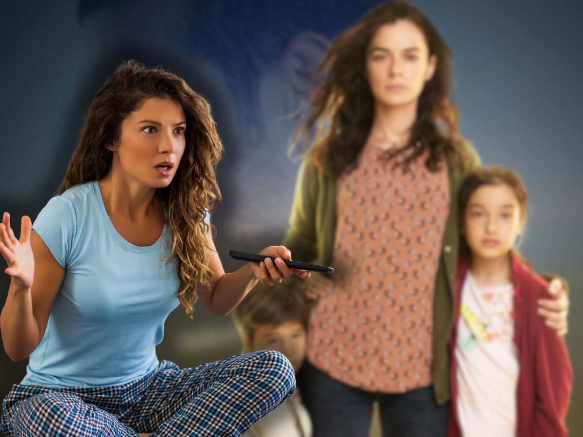 logo la forza di una donna e donna sconvolta che guarda tv