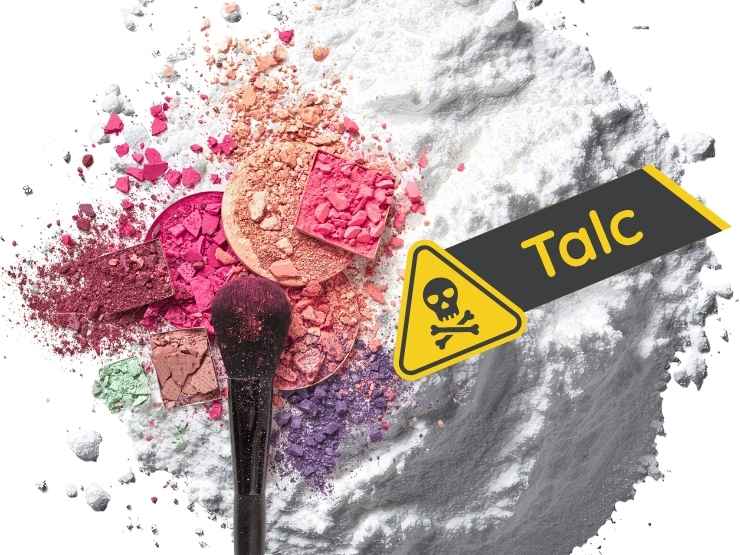 sfondo polvere bianca, in primo piano polvere di trucchi vari scritta talc simbolo toxiic