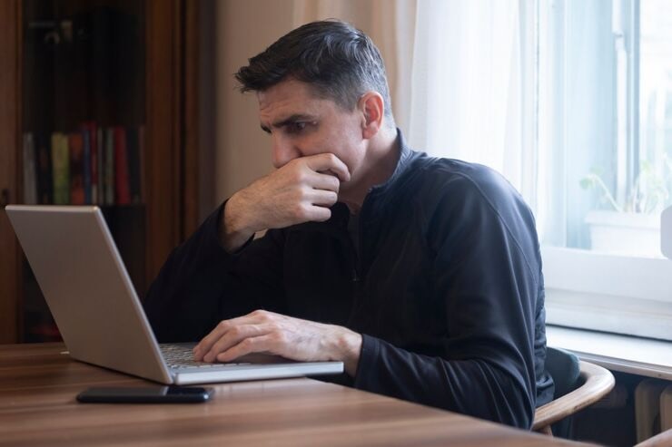 uomo pensieroso al pc 