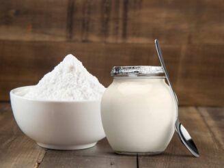 ciotola di bicarbonato e vasetto di yougurt