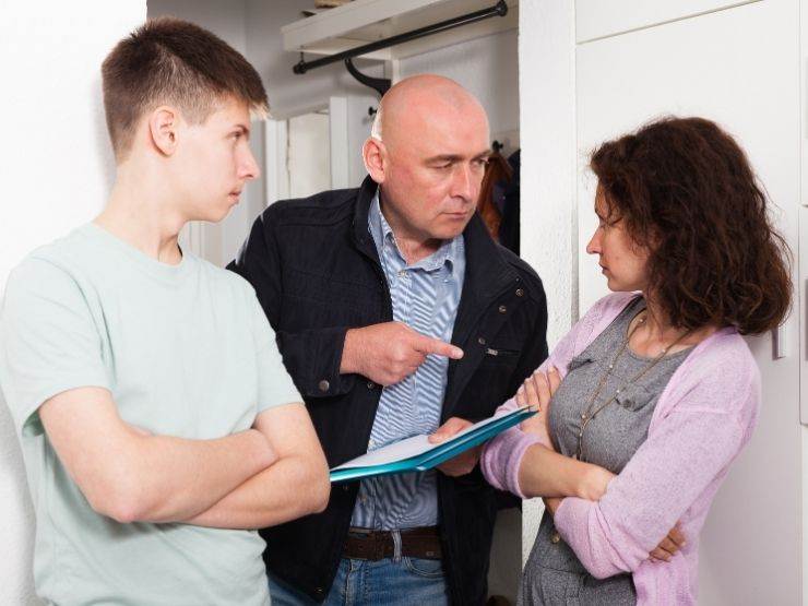 amministratore condominio che mostra intimidazione pagamento a mamma e figlio