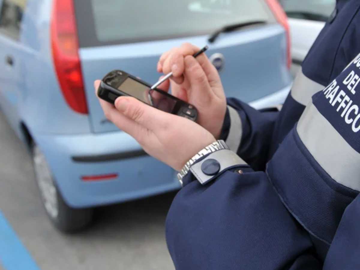 poliziotto che fa la multa