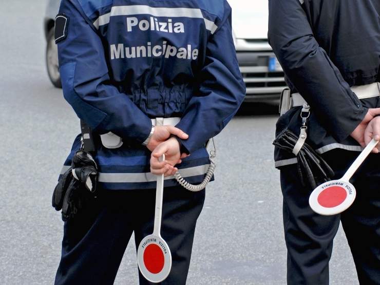 polizia municipale con palette in mano 
