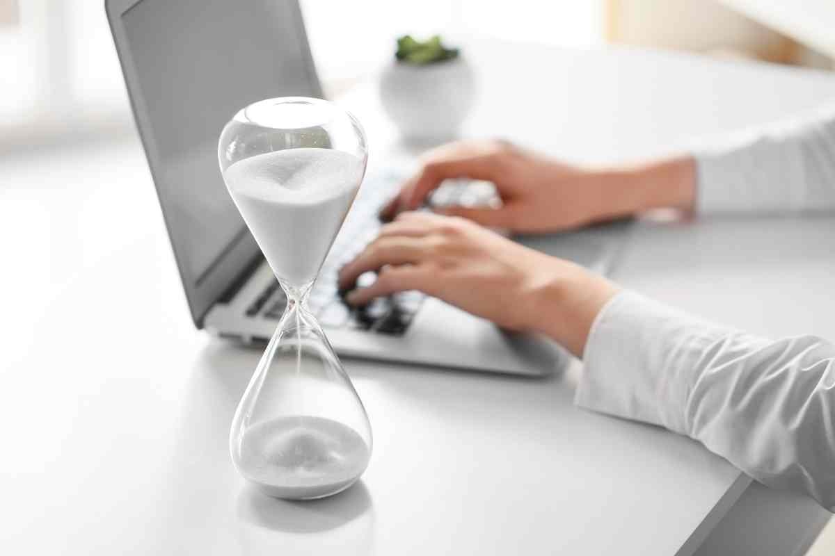 Scrivere al pc e clessidra