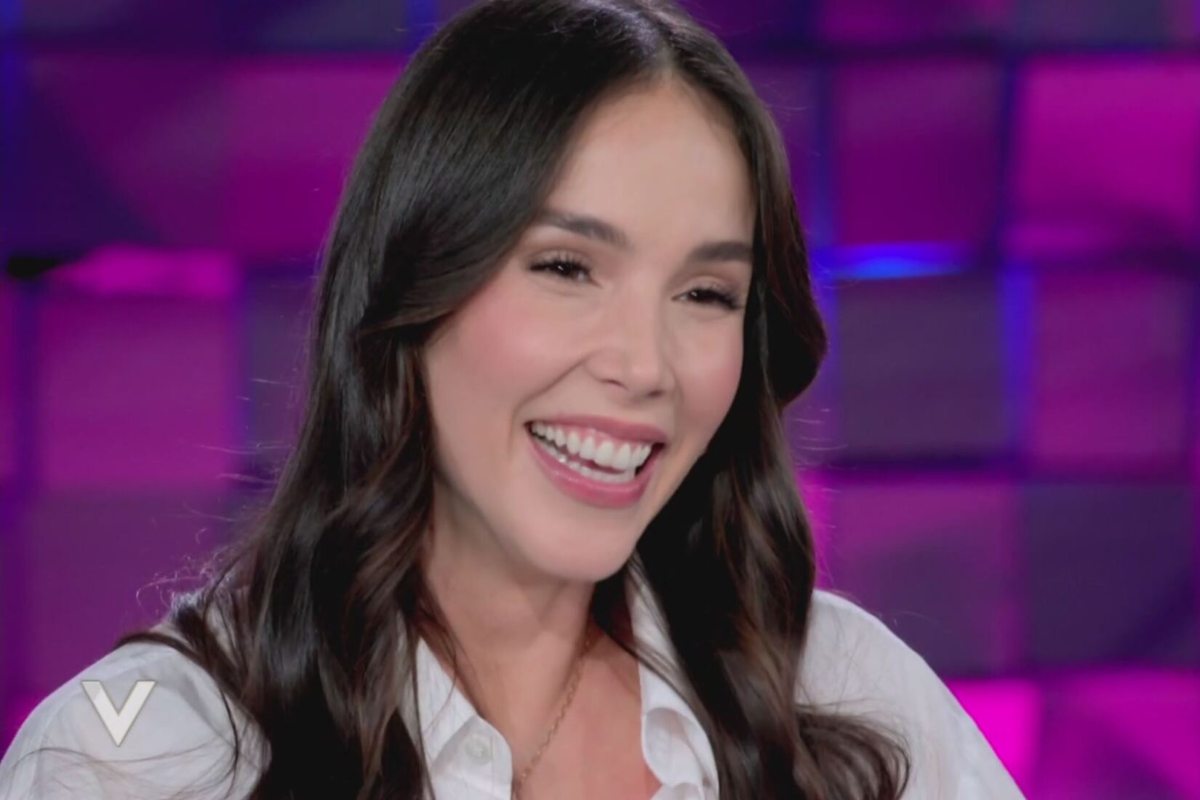 paola di benedetto sorridente a verissimo