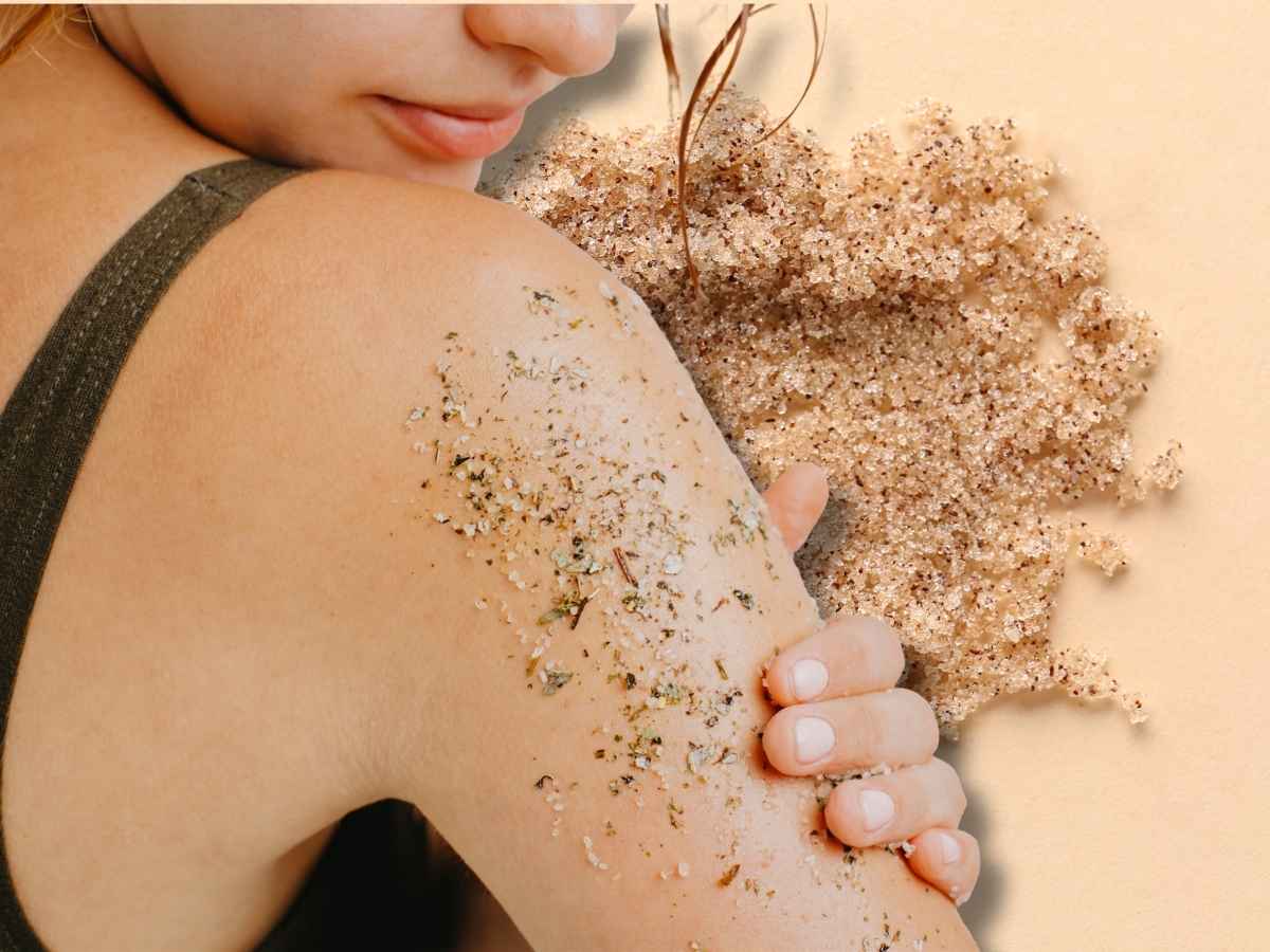 donna applica lo scrub pelle altezza spalle con ingredienti naturali