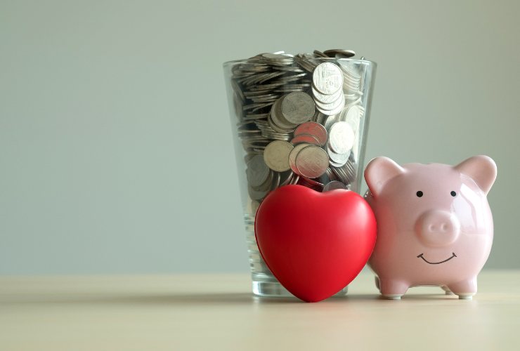 salvadanaio e monete