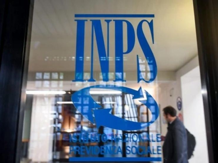 scritta inps su vetrata ufficio inps