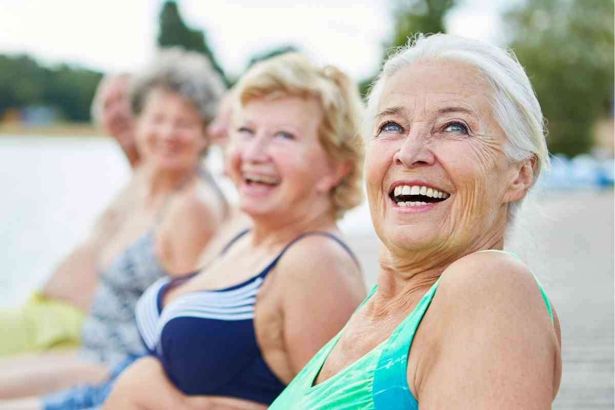 donne anziane sorridenti 