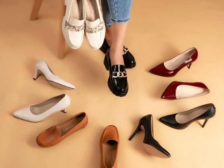 donna seduta, scarpe sul pavimento