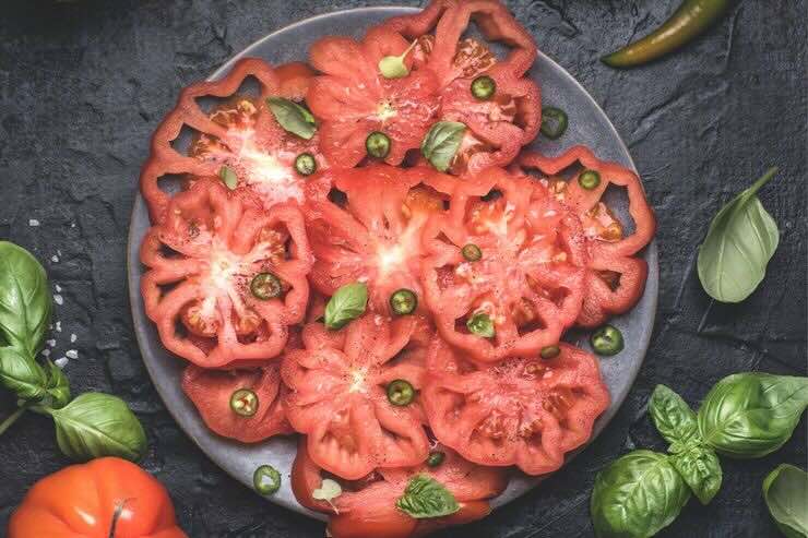 pomodori tagliati nel piatto