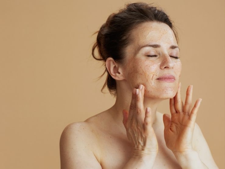 donna che applica scrub sul viso