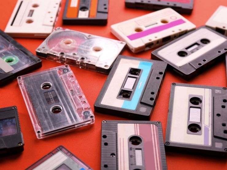 musicassette appoggiate su superfice rossa