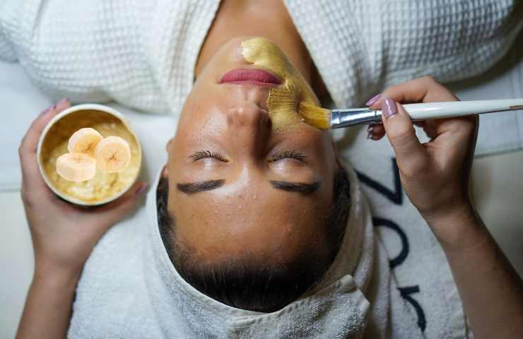 donna con maschera di bellezza sul viso 