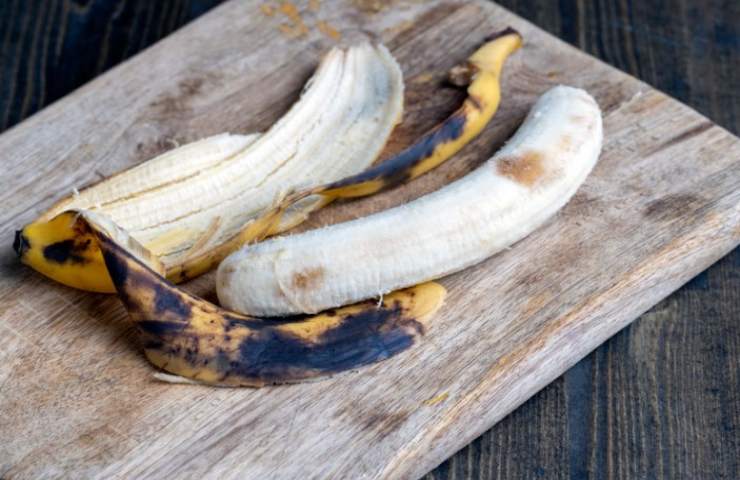 banane mature su tavolo legno 