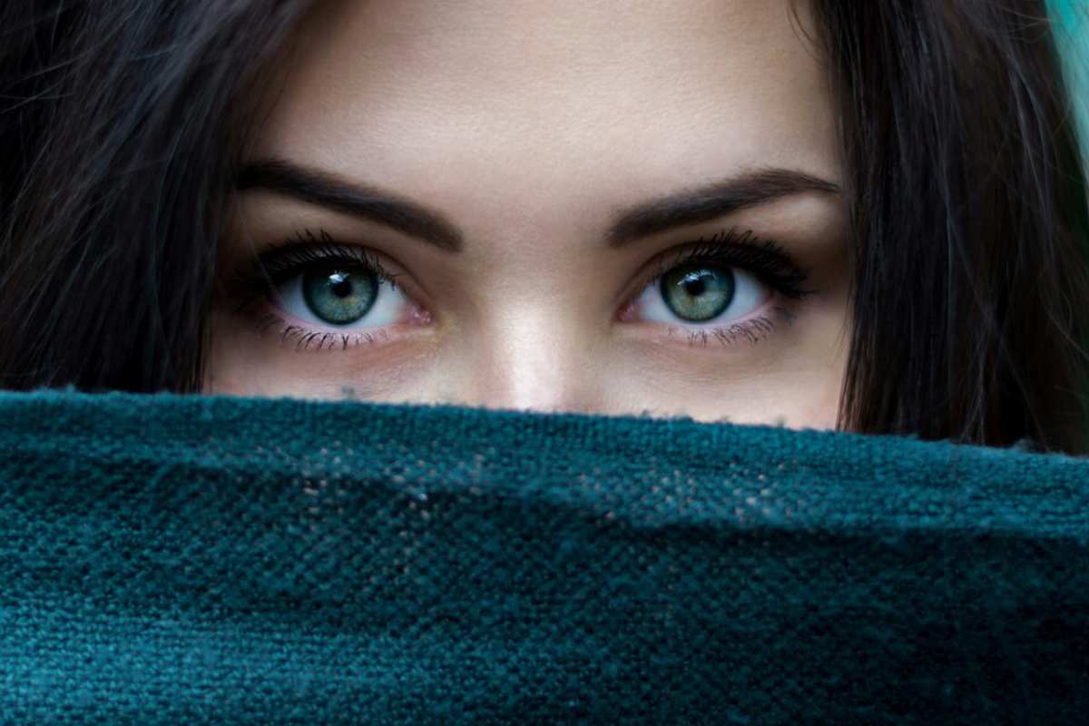donna con occhi azzurri e velo