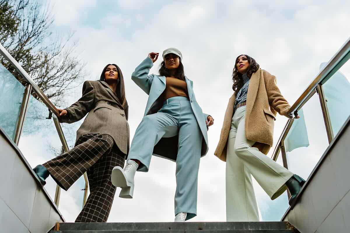 tre donne con cappotti