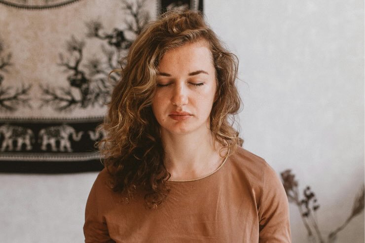 donna con occhi chiusi 