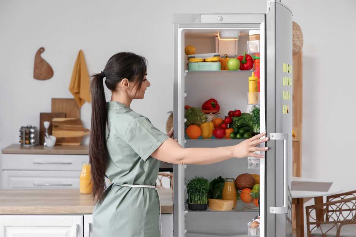 donna che apre frigo
