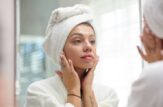 donna che mette crema sul viso