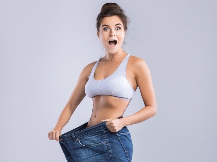 donna che indossa pantaloni larghissimi, espressione stupefatta