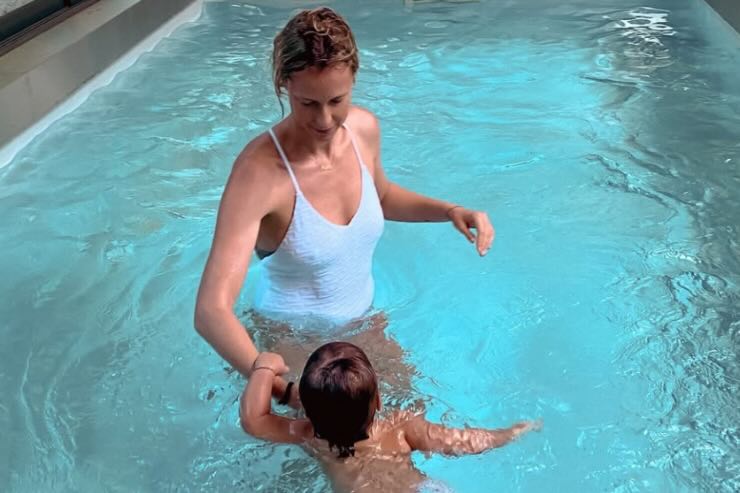 federica pellegrini in piscina con sua figlia 
