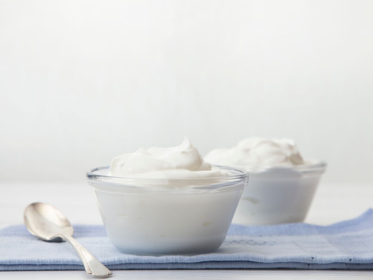 yogurt in tazza su sfondo bianco