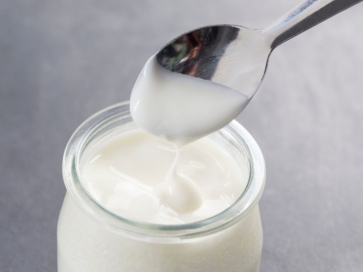 yogurt cremoso in barattolo 