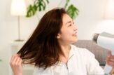 Donna si asciuga i capelli