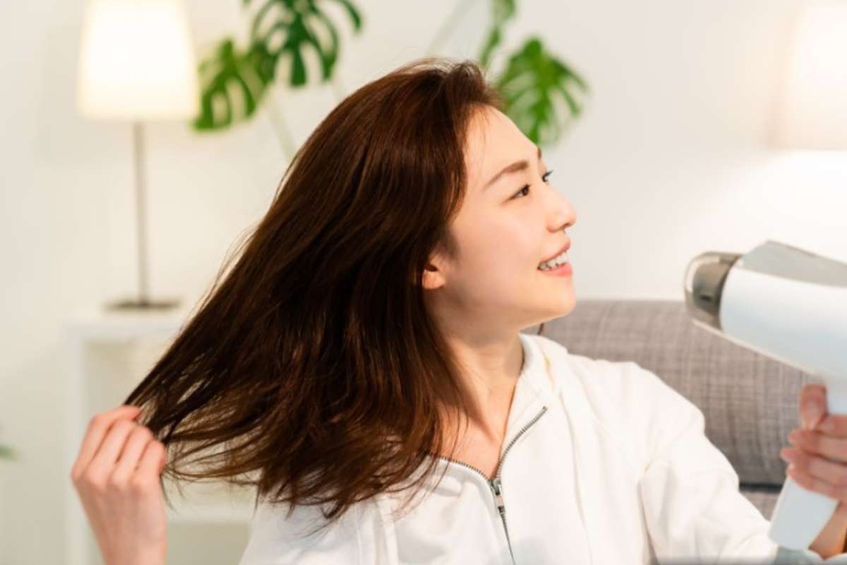 Donna si asciuga i capelli 