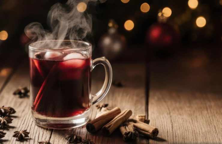 Vin brulé in una tazza in vetro 