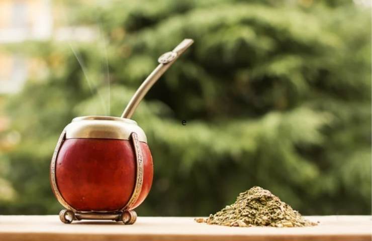 tazza di mate su un piano 