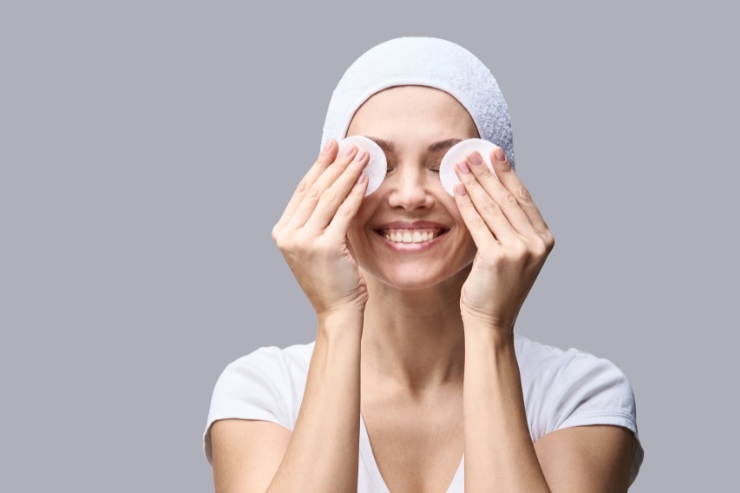 donna con dischetti sugli occhi 