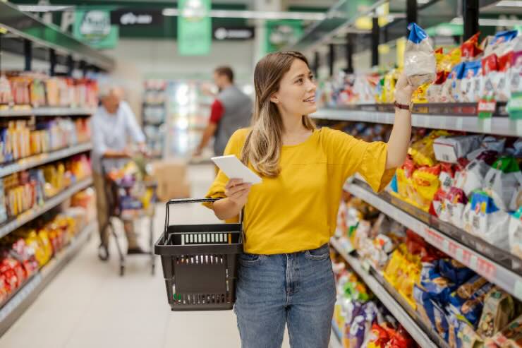 donna che fa la spesa 