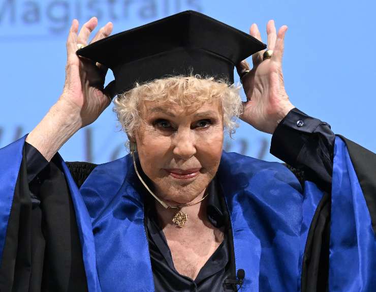 ornella vanoni con il cappello da laureata 