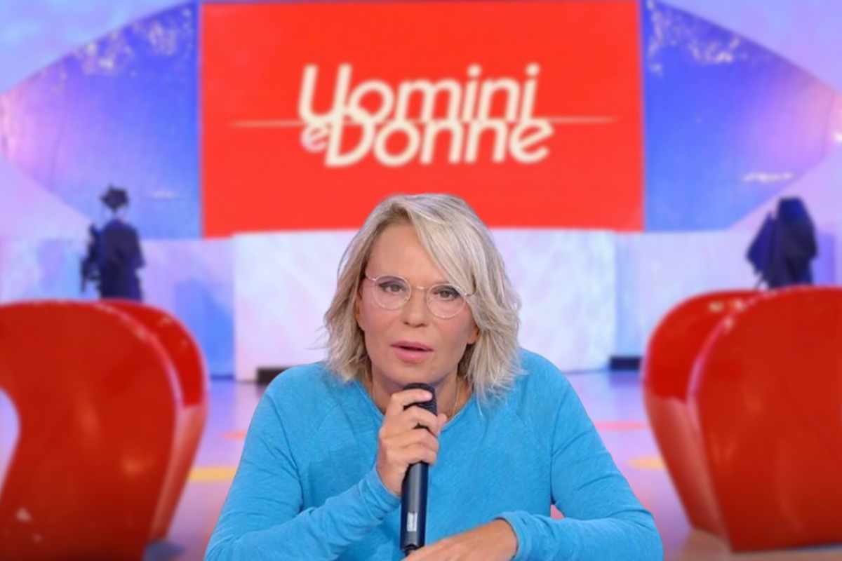 maria de filippi incredula con le sedie della scelta a uomini e donne alle spalle
