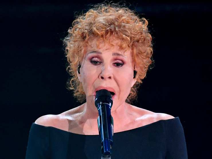 ornella vanoni mentre canta 