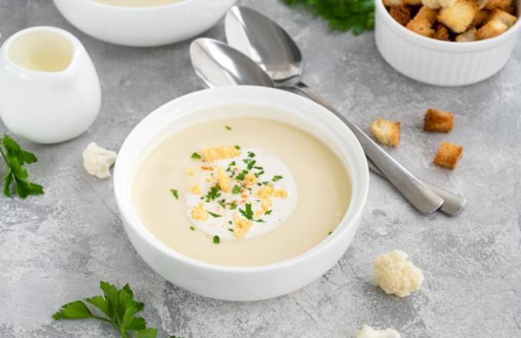 vellutata di cavolfiore sul tavolo 