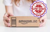 Una donna con in mano un pacchetto Amazon e accanto il timbro del low cost