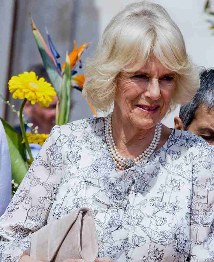 La regina Camilla con lo sguardo rivoto verso il basso