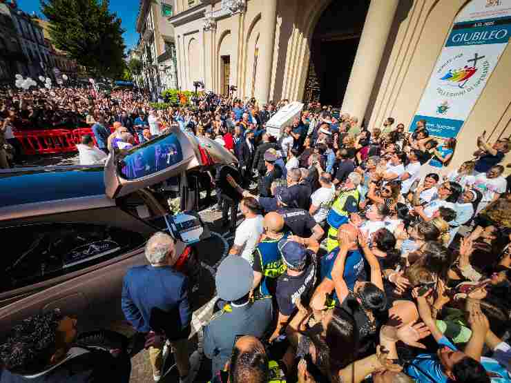 Persone ad un funerale