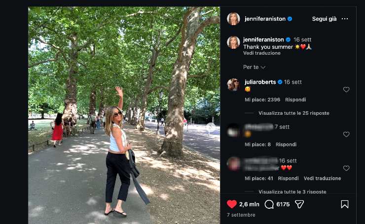 Il post su IG di Jennifer Aniston lei con indosso dei pantaloni neri aderenti, viene fotografata di spalle mentre cammina in un parco e saluta