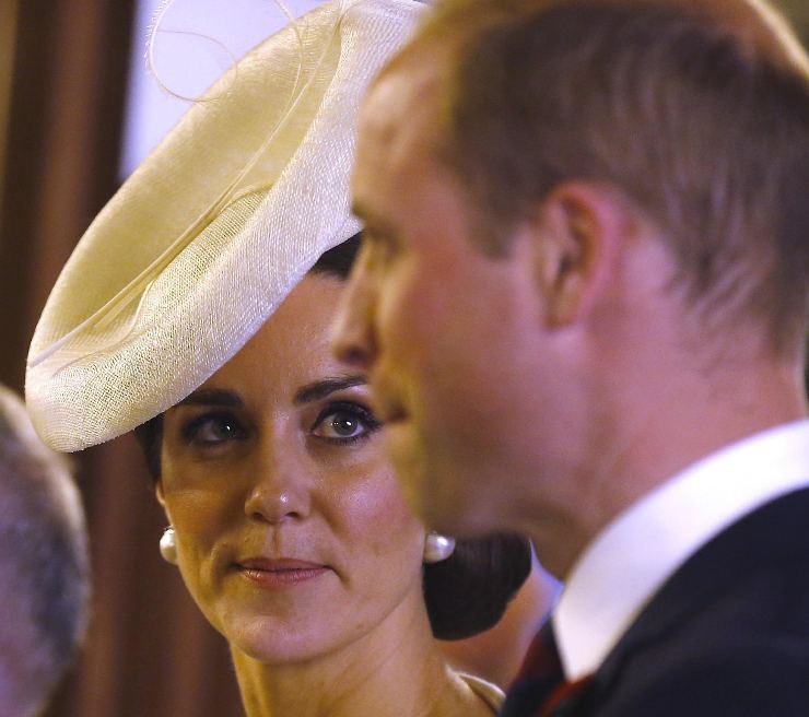 Kate Middleton guarda il marito William al suo fianco